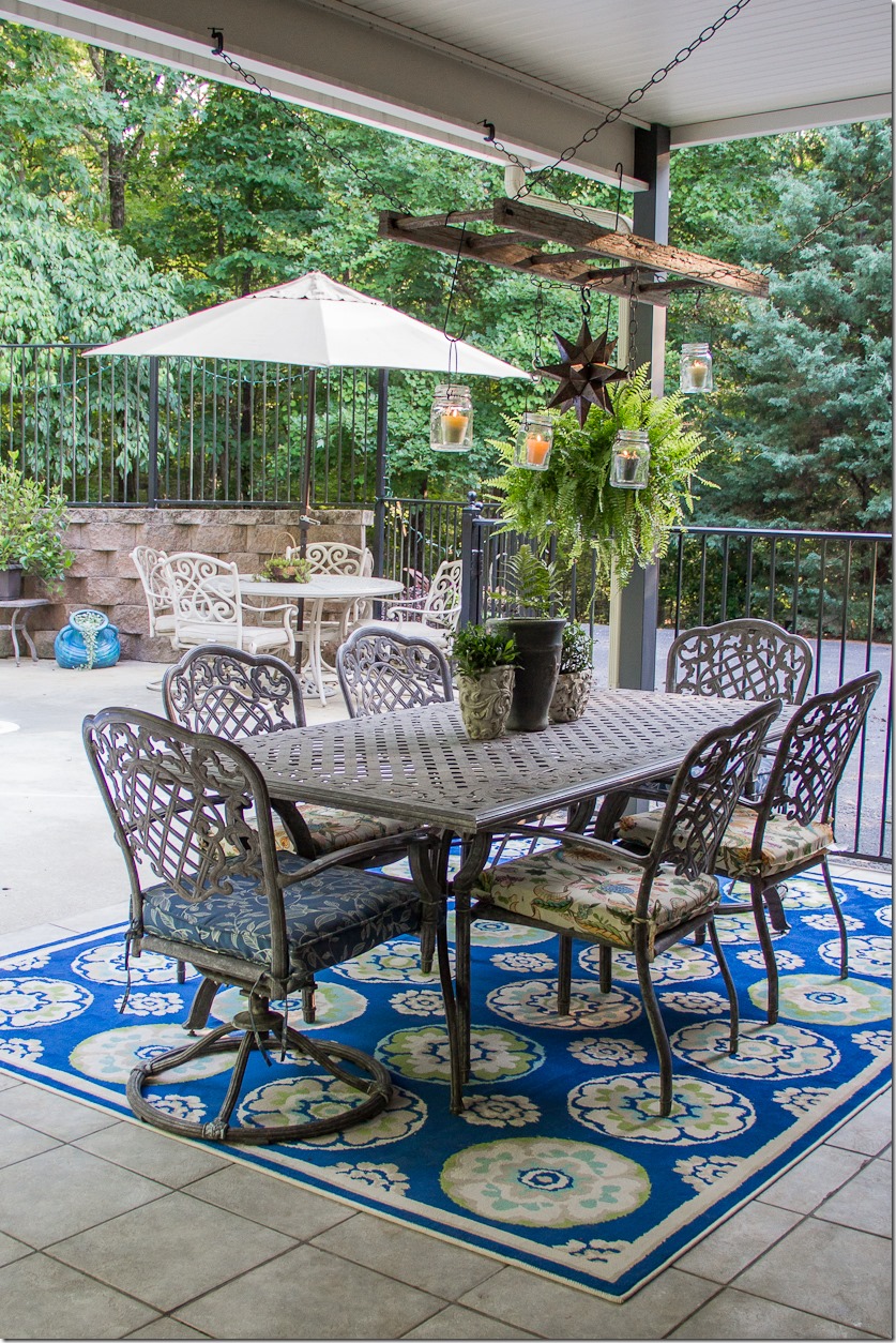 Gorgeous outdoor table entertaining area