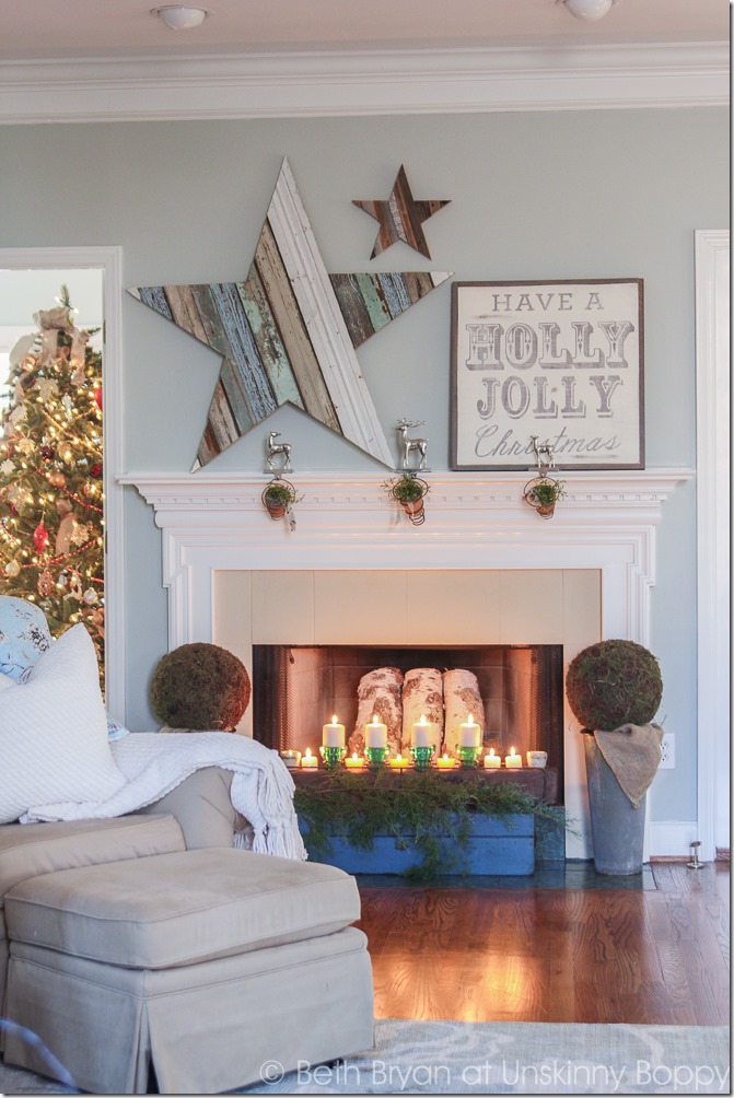 This DIY wood star mantlepiece is the perfect addition to your christmas mantel! Here's a tutorial on how to DIY this fun project. 