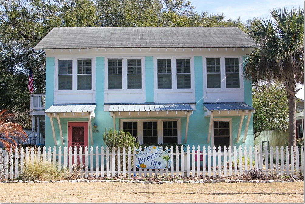 Little inns and cute bed and breakfast inns in Tybee Island, Georgia are a must see! The style is so casual and coastal chic, there is design inspiration everywhere!