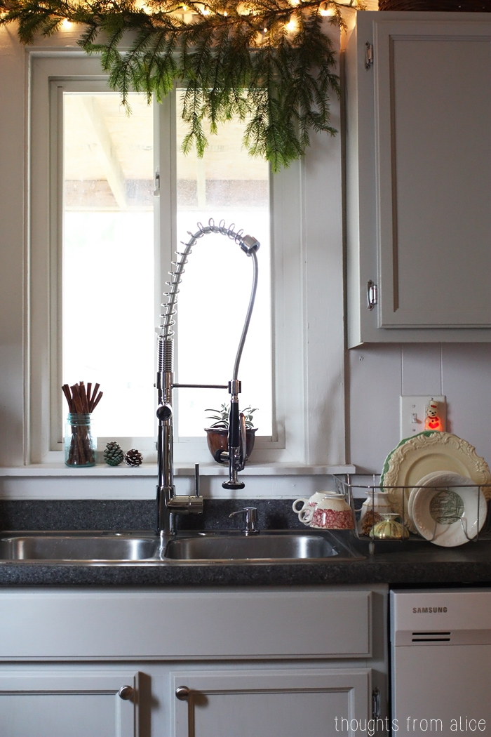 Commercial-Style-Faucet-in-Farmhouse-Kitchen