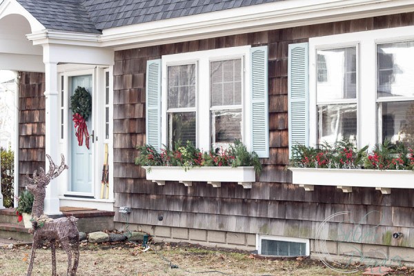 Exterior-of-our-home-at-Christmas-600x400