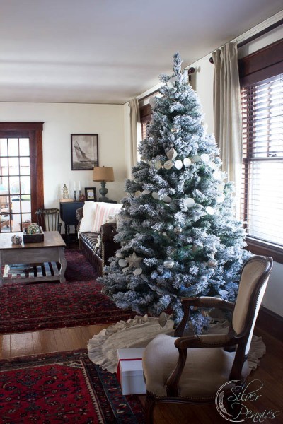 Living-Room-for-Christmas-with-Tree-400x600