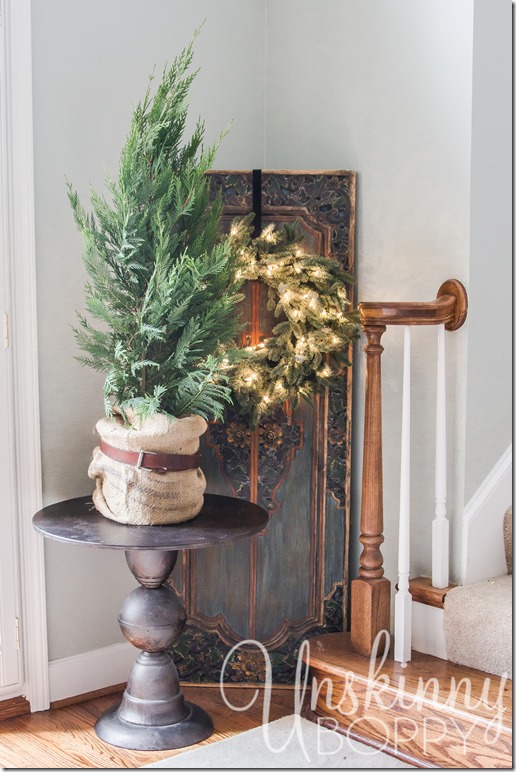 Love the belt on the burlap around the tree! 