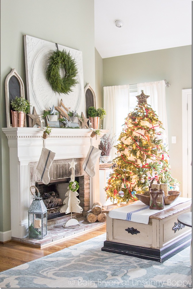 Holiday decorations for the fireplace mantel-- Great Christmas Decorating Ideas inside this post!