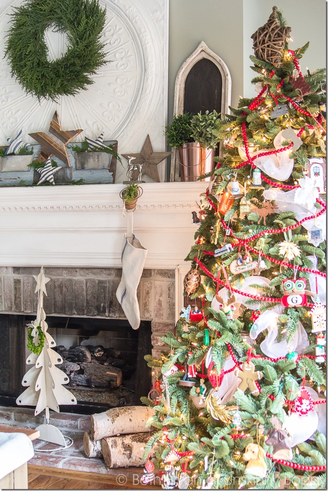 Holiday decorations for the fireplace mantel-- Great Christmas Decorating Ideas inside this post! 