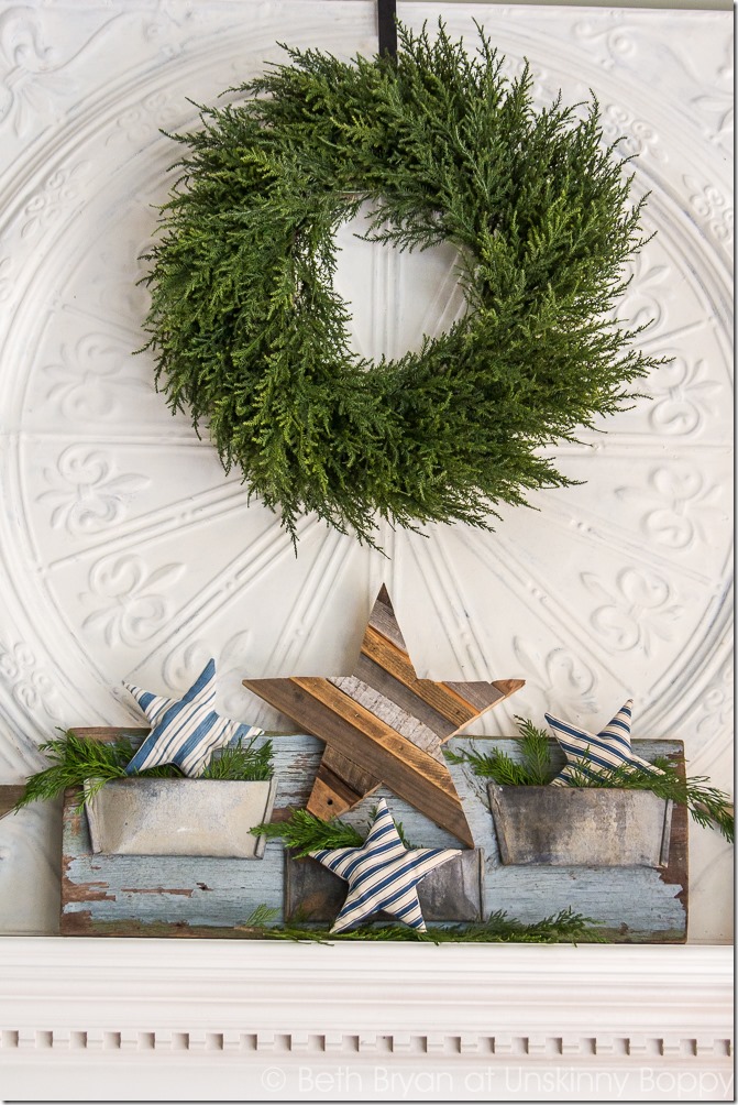 Holiday decorations for the fireplace mantel-- Great Christmas Decorating Ideas inside this post! 