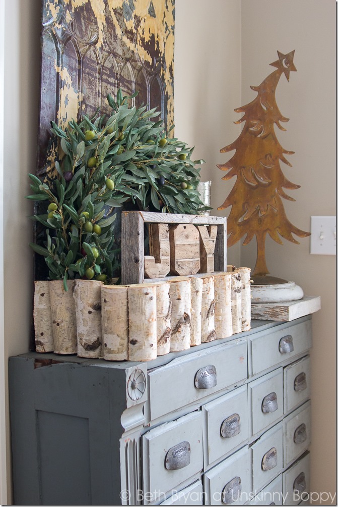 Holiday decorations for the foyer and staircase-- Great Christmas Decorating Ideas inside this post! 