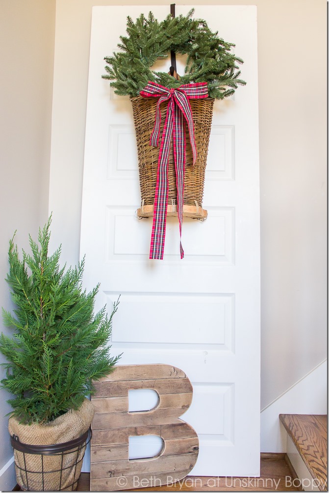 Holiday decorations for the foyer and staircase-- Great Christmas Decorating Ideas inside this post! 