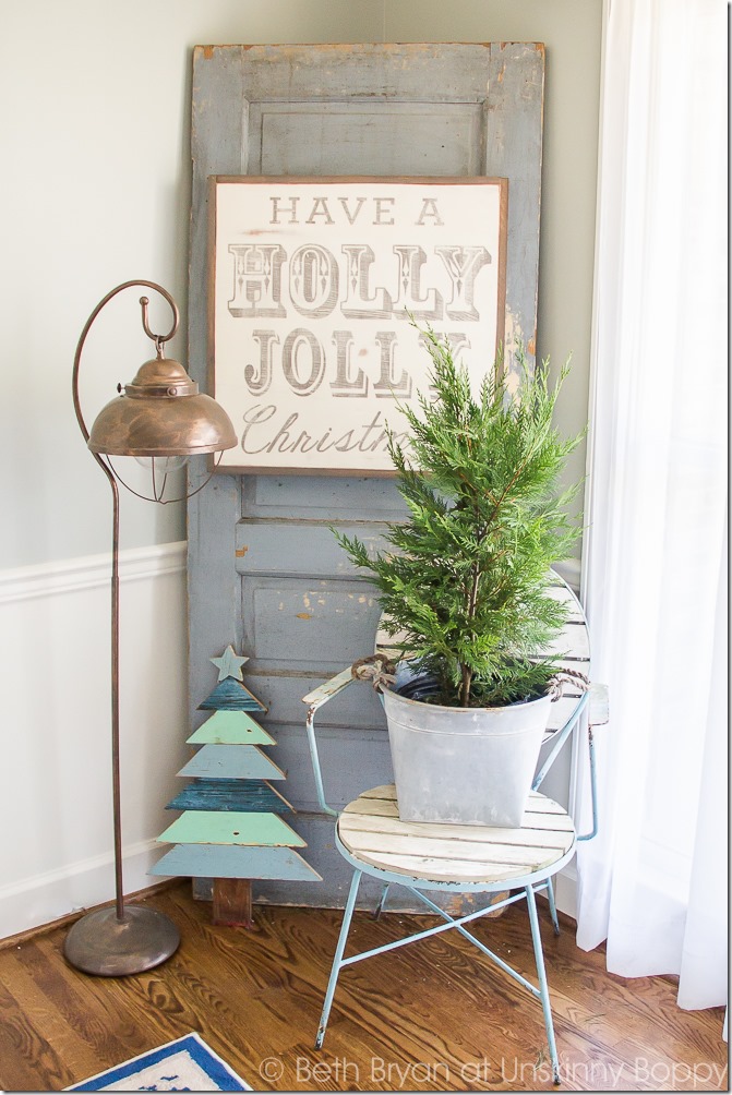 Holiday decorations for the foyer and staircase-- Great Christmas Decorating Ideas inside this post! 