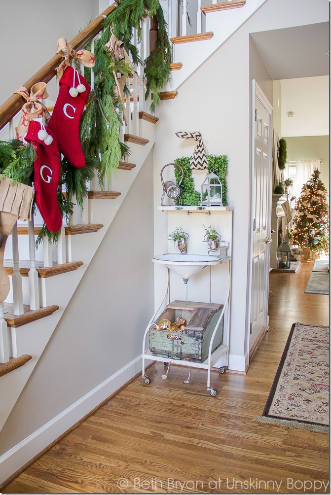 Holiday front porch decorations-- Great Christmas Decorating Ideas inside this post! 