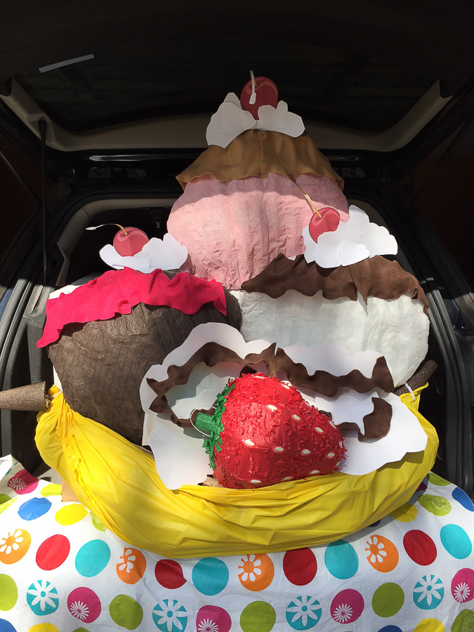 how-to-make-a-banana-split-trunk-or-treat-decoration-8