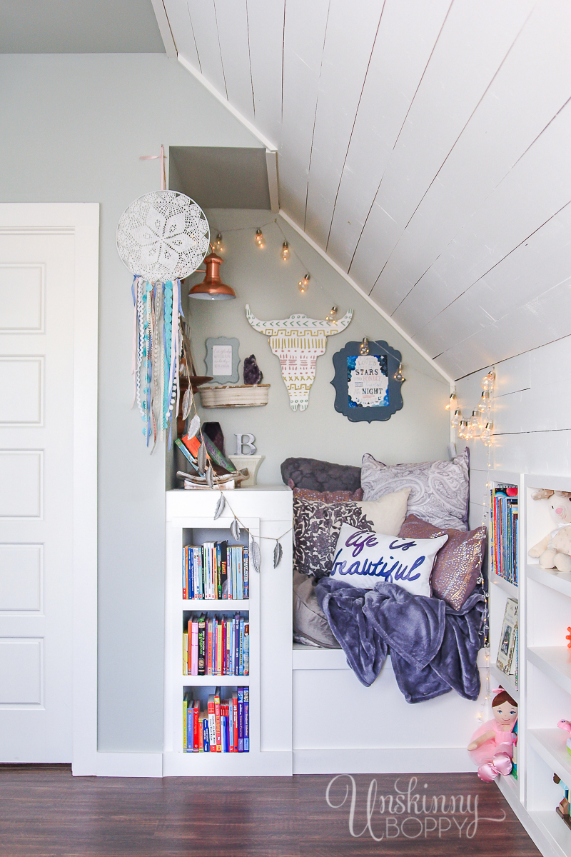 Cozy-Built-in-book-nook-in-attic-1