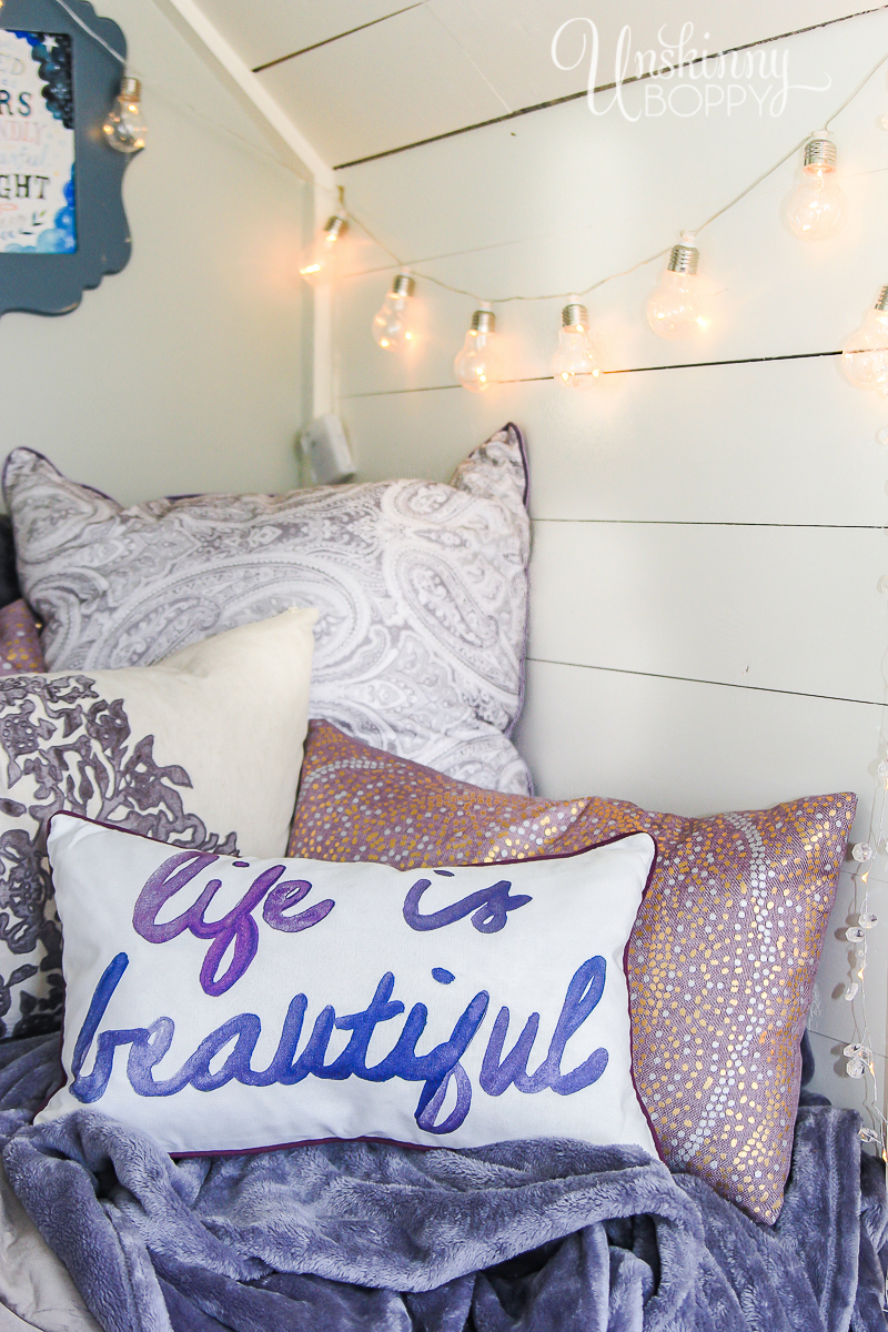 Cozy-Built-in-book-nook-in-attic-5