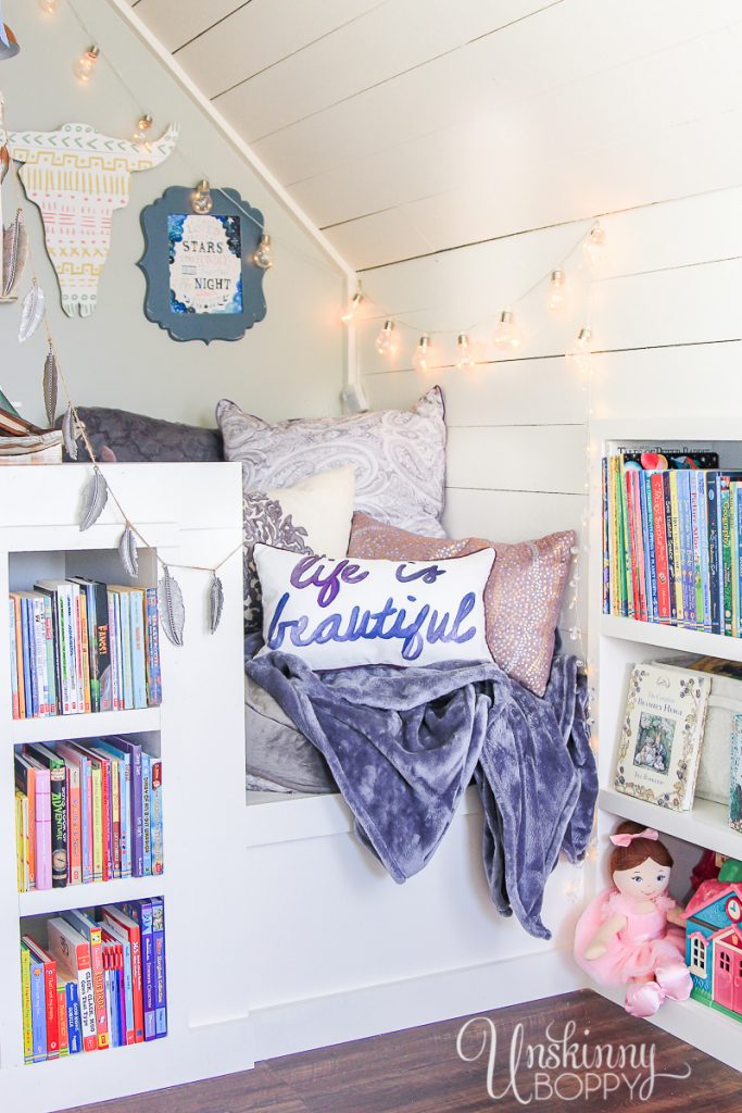 Cozy-Built-in-book-nook-in-attic-6