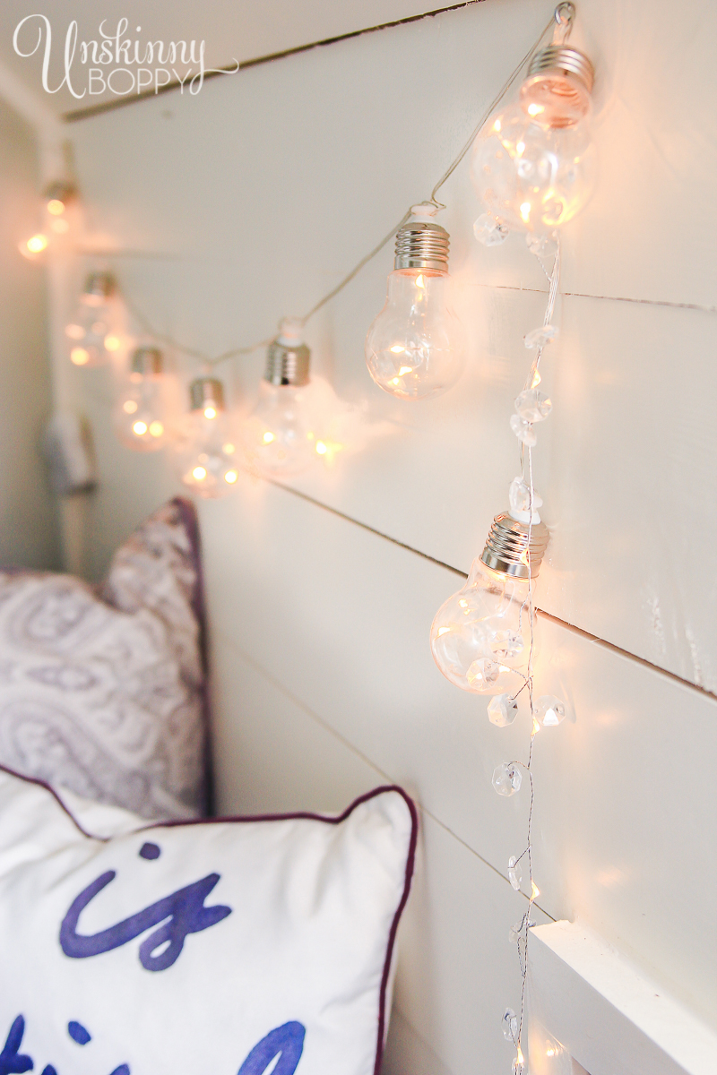 Cozy-Built-in-book-nook-in-attic-9