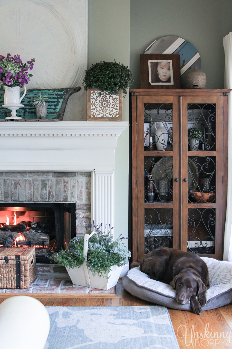 Pretty Spring home decor ideas- love the fireplace mantel decor