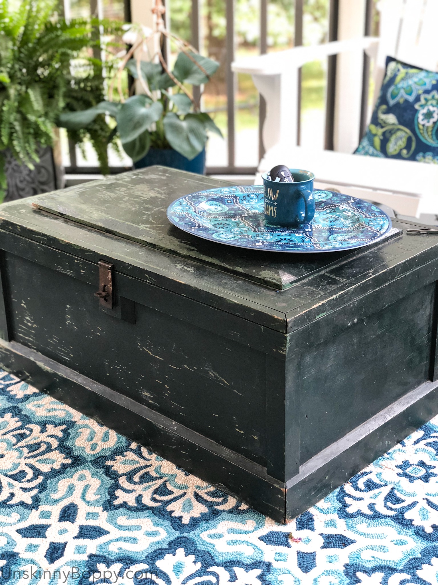 Old chest as a coffee table- Beautiful Screened Back Porch Idea