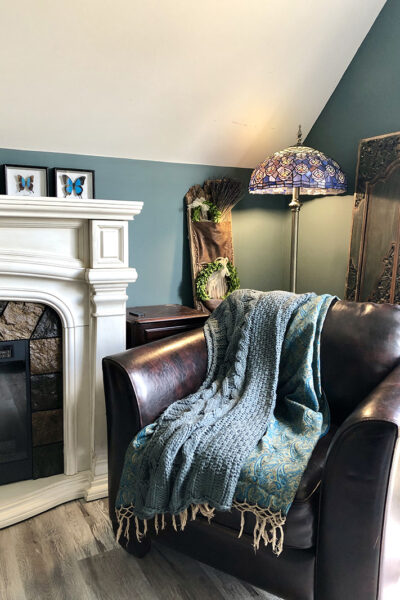 cozy-reading-corner-with-teal-walls