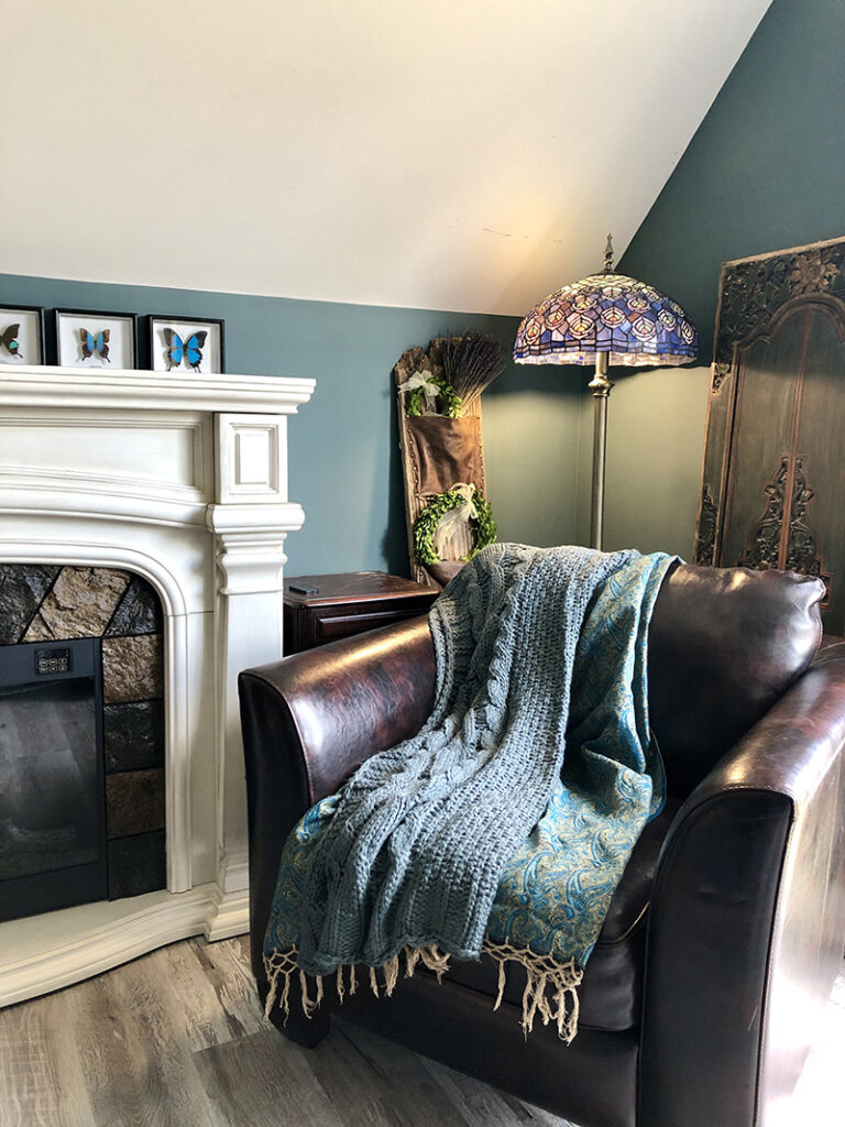 cozy-reading-corner-with-teal-walls
